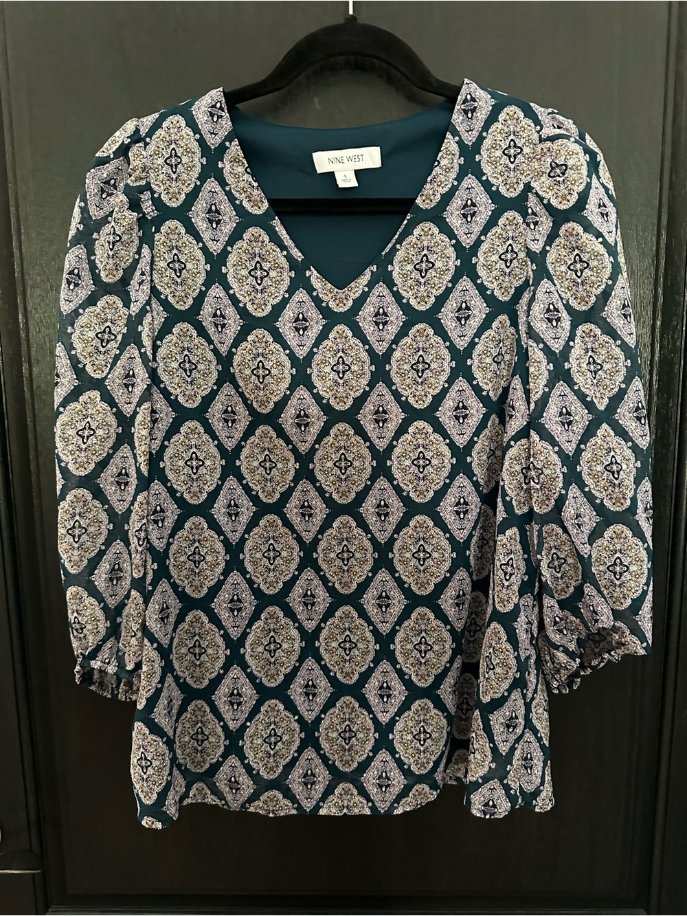 9 West, V-Neck, Lined, Teal Color Blouse
Sz S
Excellent Condition